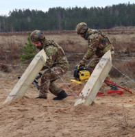 Jak zabránit nepříteli v postupu? Ženisté v Lotyšsku trénovali na skutečném mostě
